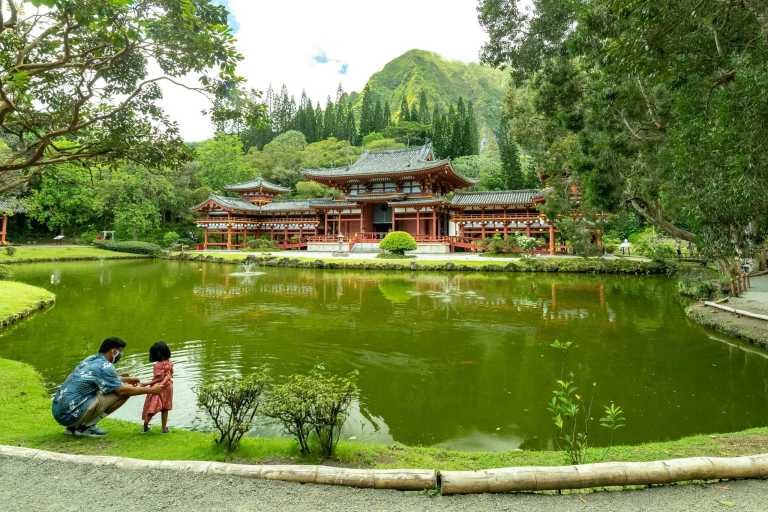 Byodo In Japanese Temple Pond And Visitor Family Oahu 
